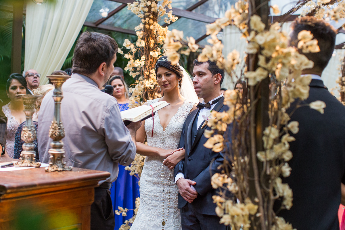 Cerimonia de casamento ao ar livre Entrada do Pajem no na casa de festa Green House Buffet na ilha do governador  registrado pelo fotógrafo de casamentos RJ Caipora fotografia
