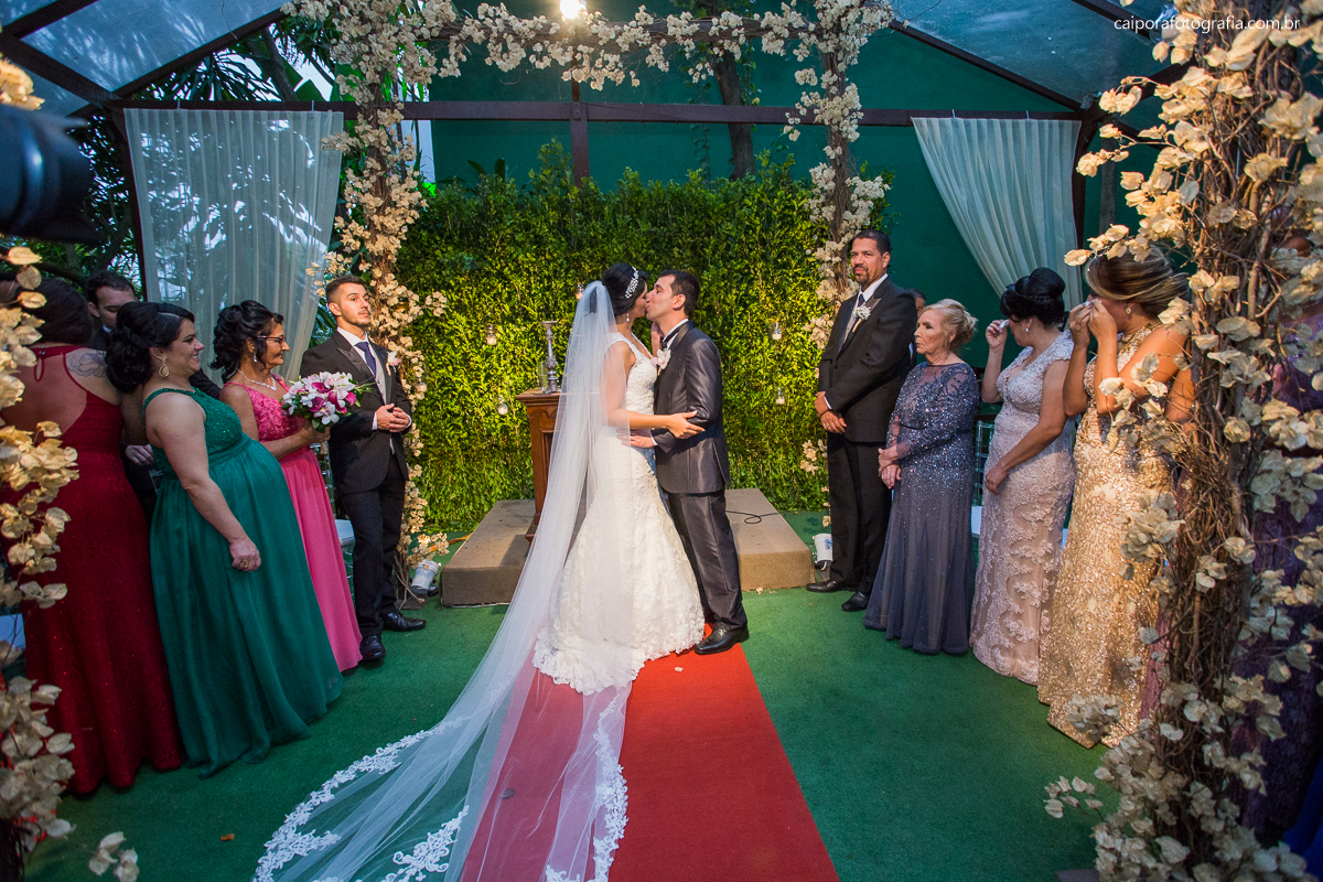 Beijo Cerimonia de casamento registrado pelo fotógrafo de casamentos RJ Caipora fotografia
