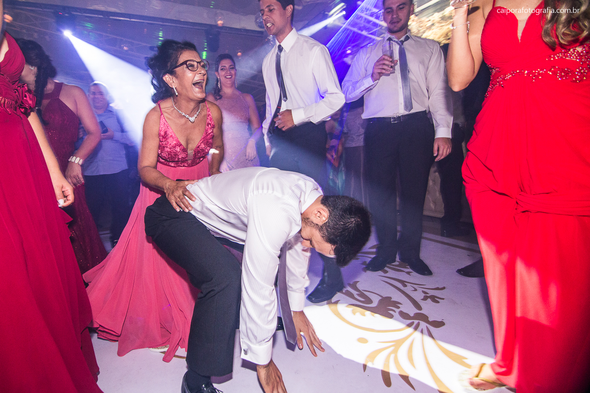 Mãe da noiva na pista de dança  registrado pelo fotógrafo de casamentos RJ Caipora fotografia
