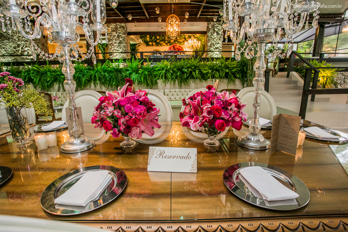 Mesa dos noivos decoração de casamento na casa de festa Green House Buffet na ilha do governador  registrado pelo fotógrafo de casamentos RJ Caipora fotografia