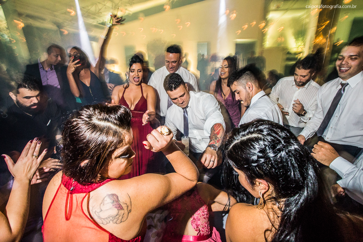 Pista de dança no casamento  registrado pelo fotógrafo de casamentos RJ Caipora fotografia