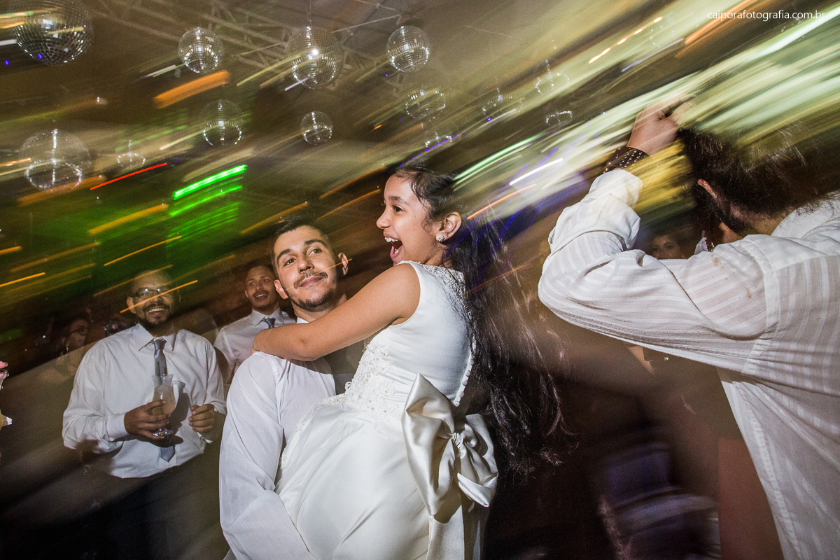 Pista de dança com a daminha se divertindo  registrado pelo fotógrafo de casamentos RJ Caipora fotografia