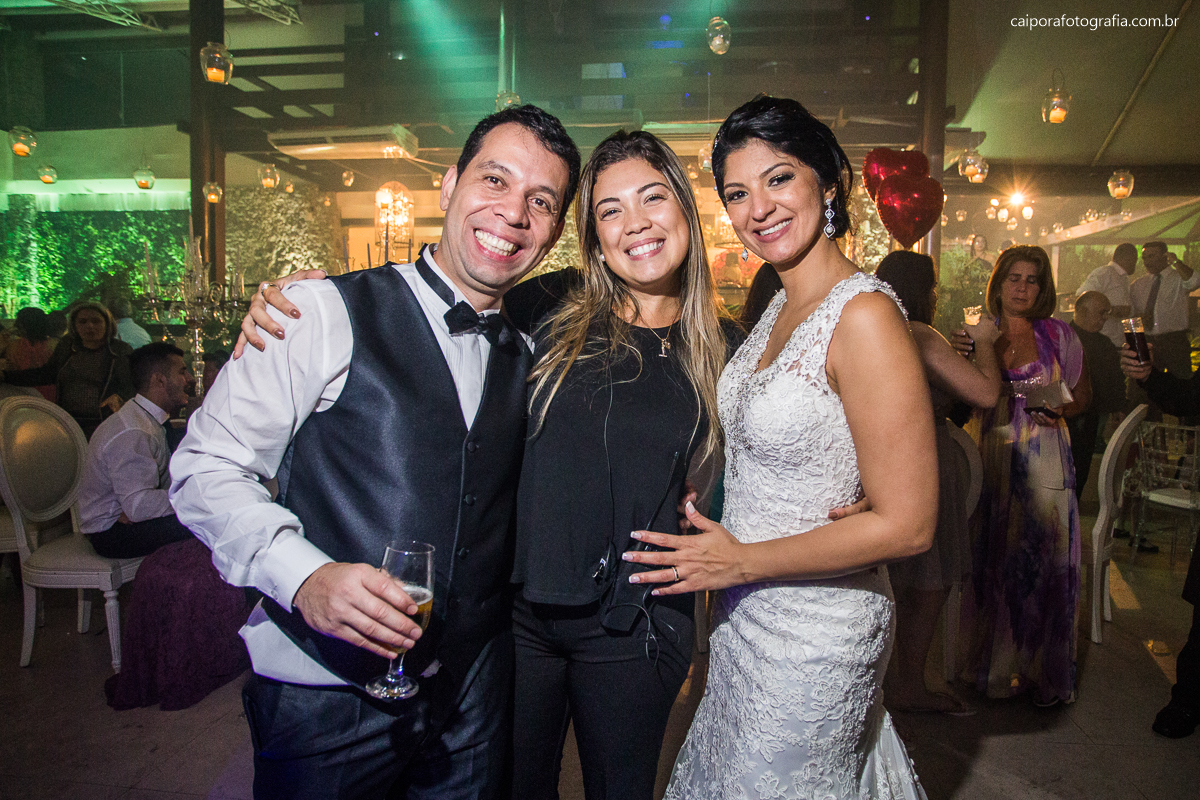 os noivos com cerimonialista Luana Laranjeira da Super Noiva Assessoria Cerimonial registrado pelo fotógrafo de casamentos RJ Caipora fotografia