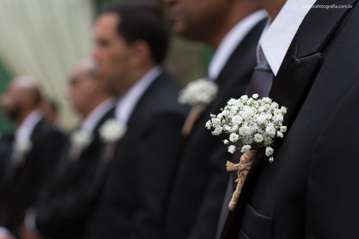 Lapela do padrinho cerimonia de casamento ao ar livre na casa de festa Green House Buffet na ilha do governador  registrado pelo fotógrafo de casamentos RJ Caipora fotografia