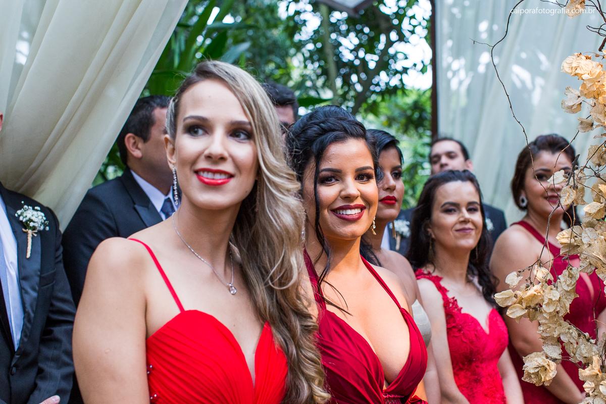 Madrinhas na Cerimonia de casamento ao ar livre na casa de festa Green House Buffet na ilha do governador  registrado pelo fotógrafo de casamentos RJ Caipora fotografia