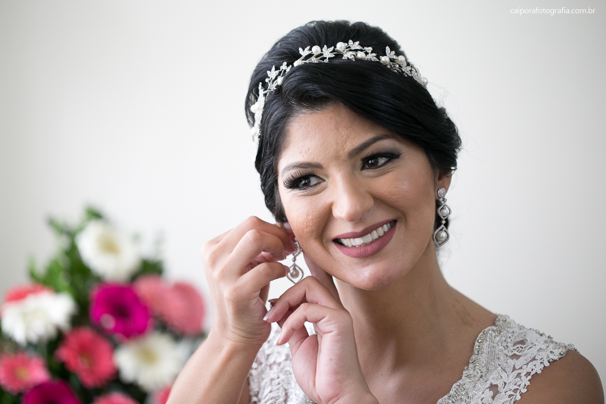 Noiva colocando brinco momentos antes da cerimonia de casamento  registrado pelo fotógrafo de casamentos RJ Caipora fotografia