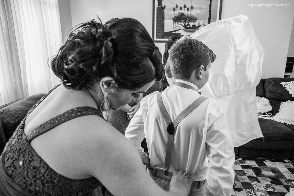 Pajem se preparando para o casamento  registrado pelo fotógrafo de casamentos RJ Caipora fotografia