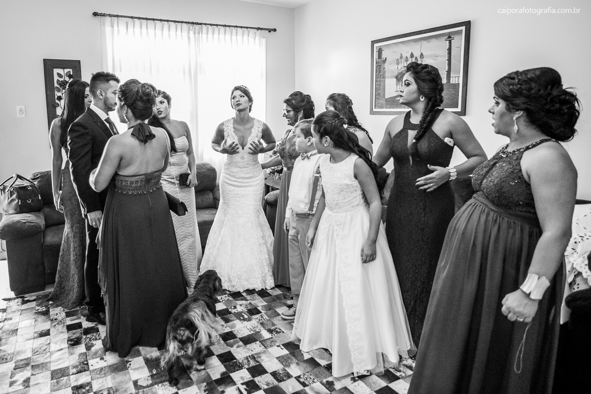 Família se preparando para o casamento  registrado pelo fotógrafo de casamentos RJ Caipora fotografia