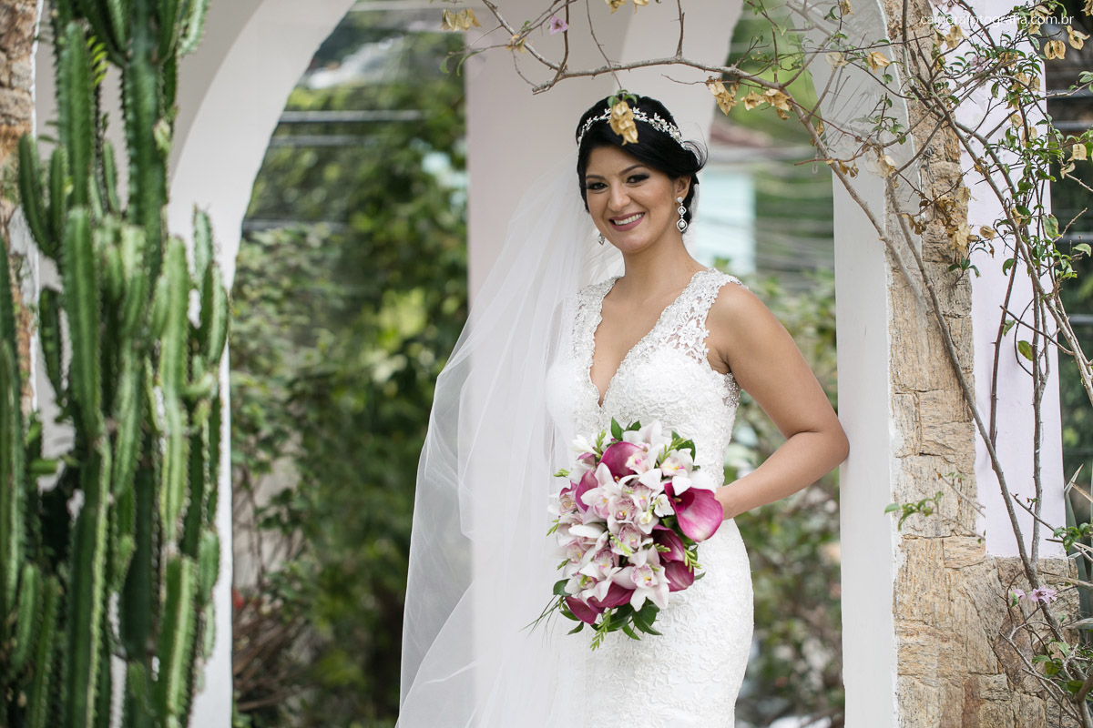 Ensaio da noiva antes do casamento  registrado pelo fotógrafo de casamentos RJ Caipora fotografia