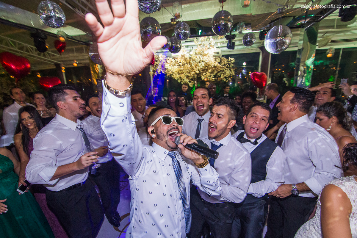 Noivo com Mc Andinho malha funk o rei dos casamentos  registrado pelo fotógrafo de casamentos RJ Caipora fotografia
