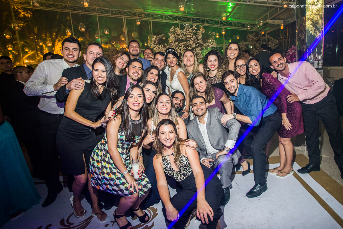 amigos na pista de dança com os noivos registrado pelo fotógrafo de casamentos RJ Caipora fotografia