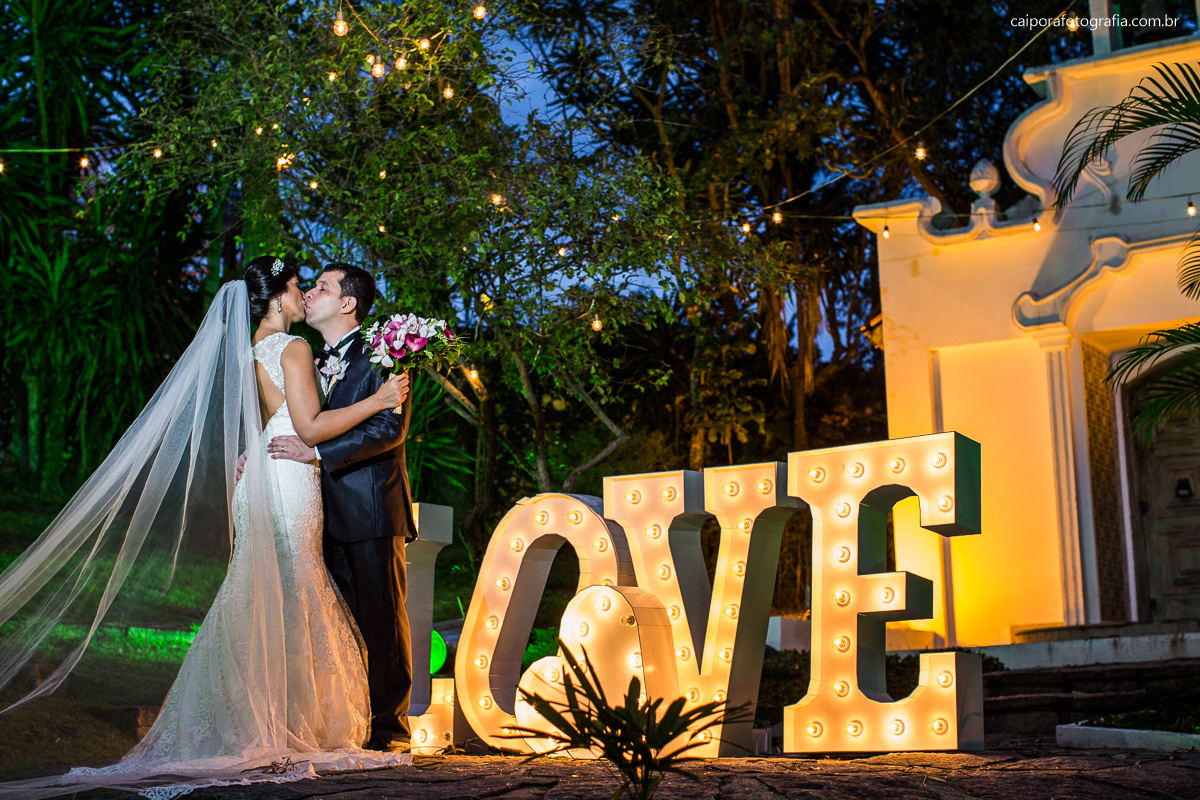 Ensaio dos noivos palavra love registrado pelo fotógrafo de casamentos RJ Caipora fotografia