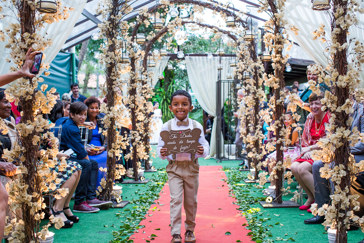 Entrada do Pajem no na casa de festa Green House Buffet na ilha do governador  registrado pelo fotógrafo de casamentos RJ Caipora fotografia