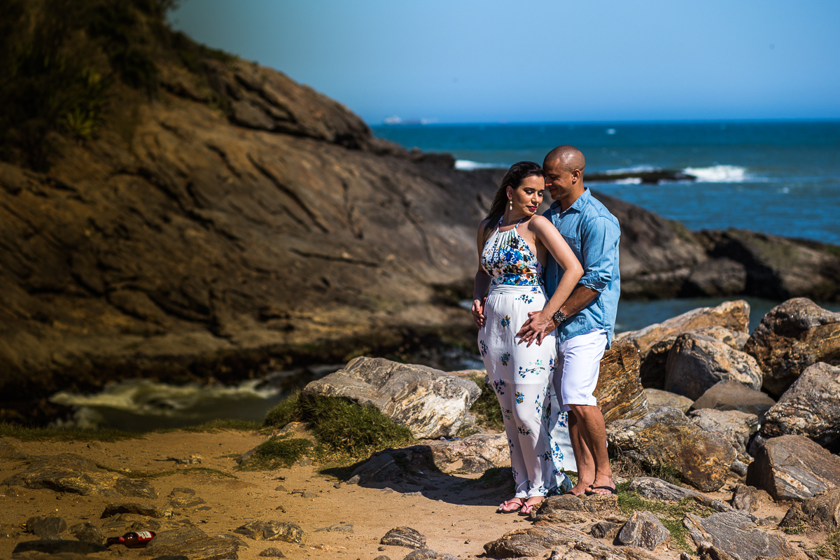 Noivo e noiva abraçados na frente do mar de saquarema