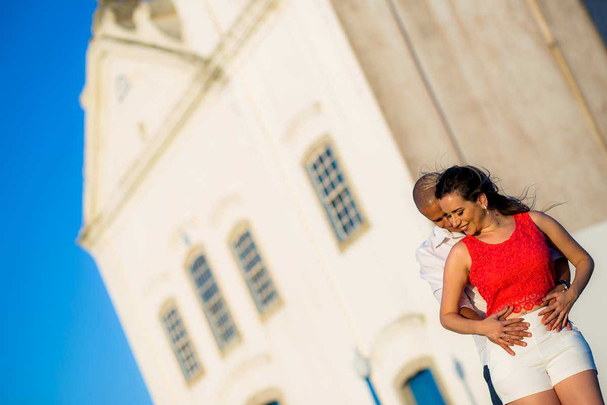 Noivo e noiva abraçados na igreja Igreja Nossa Senhora de Nazareth de saquarema