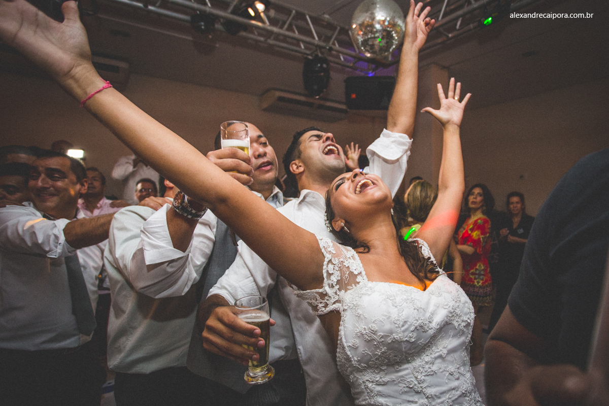 noivos na pista de dança
