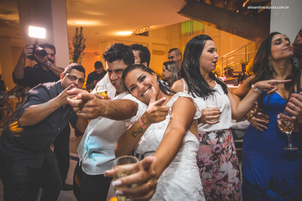 noivos na pista de dança