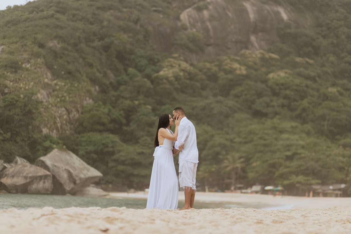 Ensaio de Casal - Ensaio pós casamento - Ensaio na Praia de Grumari - Ensaio Cintia e Robson
