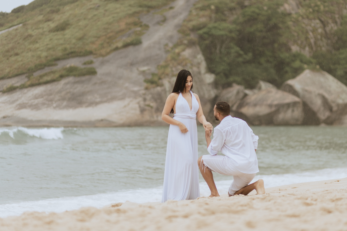 Ensaio de Casal - Ensaio pós casamento - Ensaio na Praia de Grumari - Ensaio Cintia e Robson