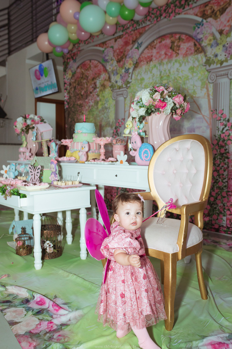 Fotografia da decoração da festa infantil com tema princesa, mostrando cada detalhe preparado para uma comemoração especial.
