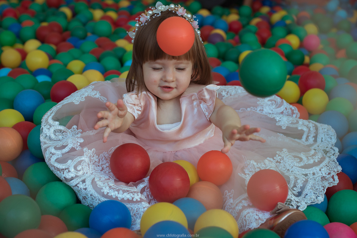 Retrato da aniversariante durante a festa infantil, registrando um momento espontâneo cheio de alegria e emoção.