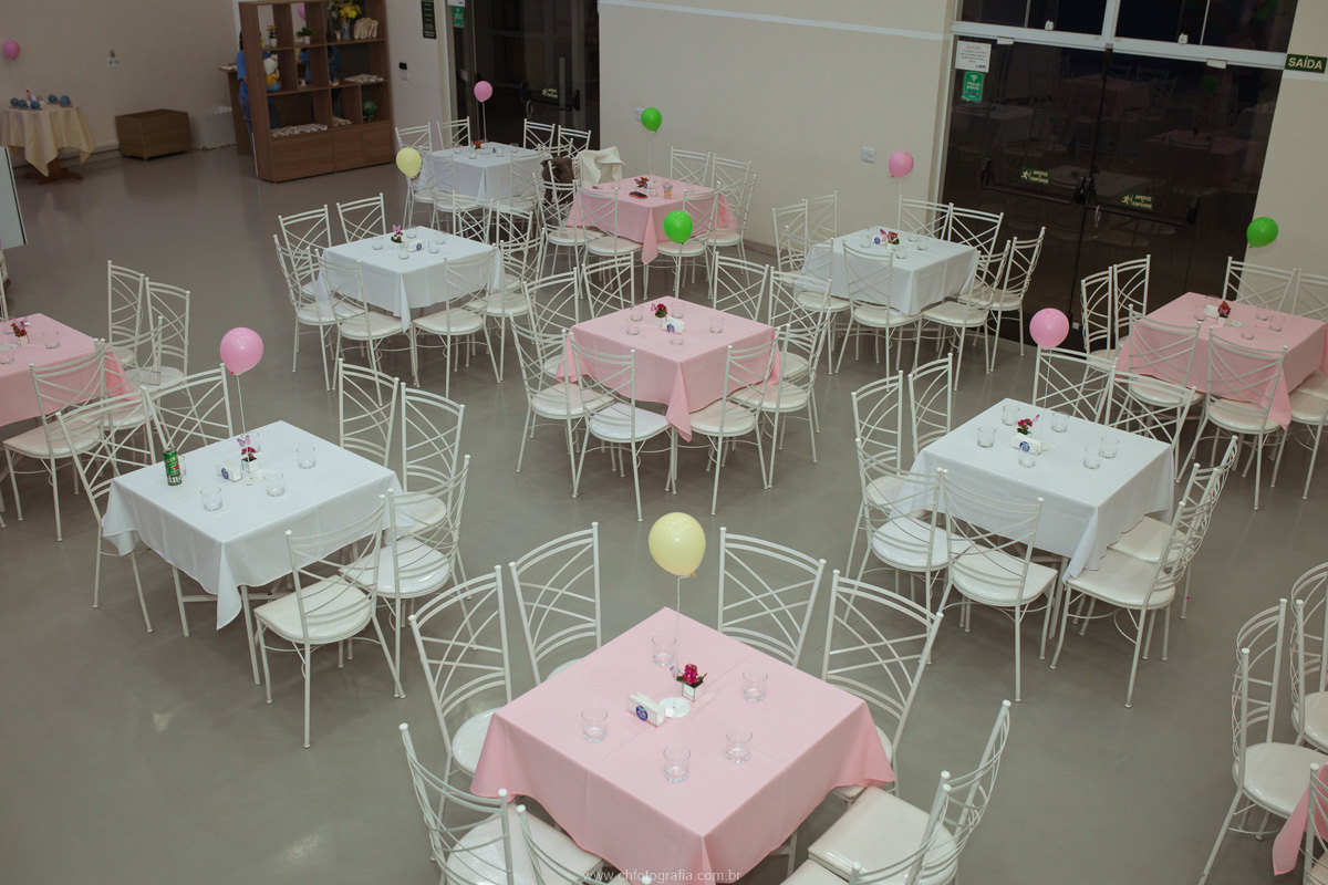 Decoração temática de princesa preparada para um aniversário infantil com elegância e muitos detalhes encantadores.