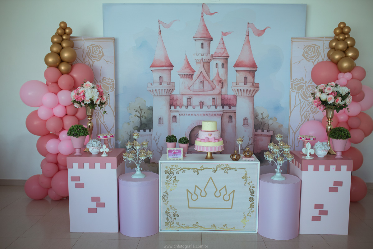 Mesa principal do aniversário infantil decorada com muito carinho para celebrar mais um ano de vida da aniversariante.