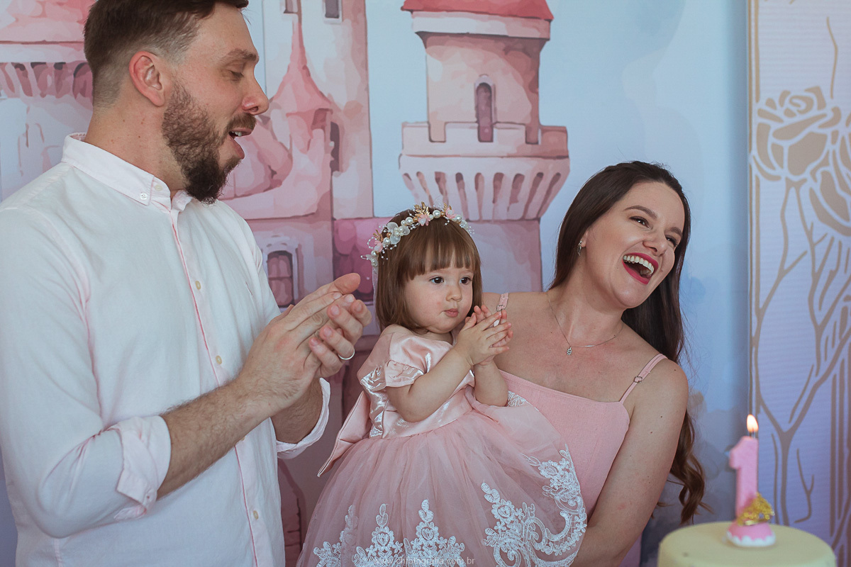 Registro da família reunida durante a festa de aniversário infantil em um momento especial de celebração