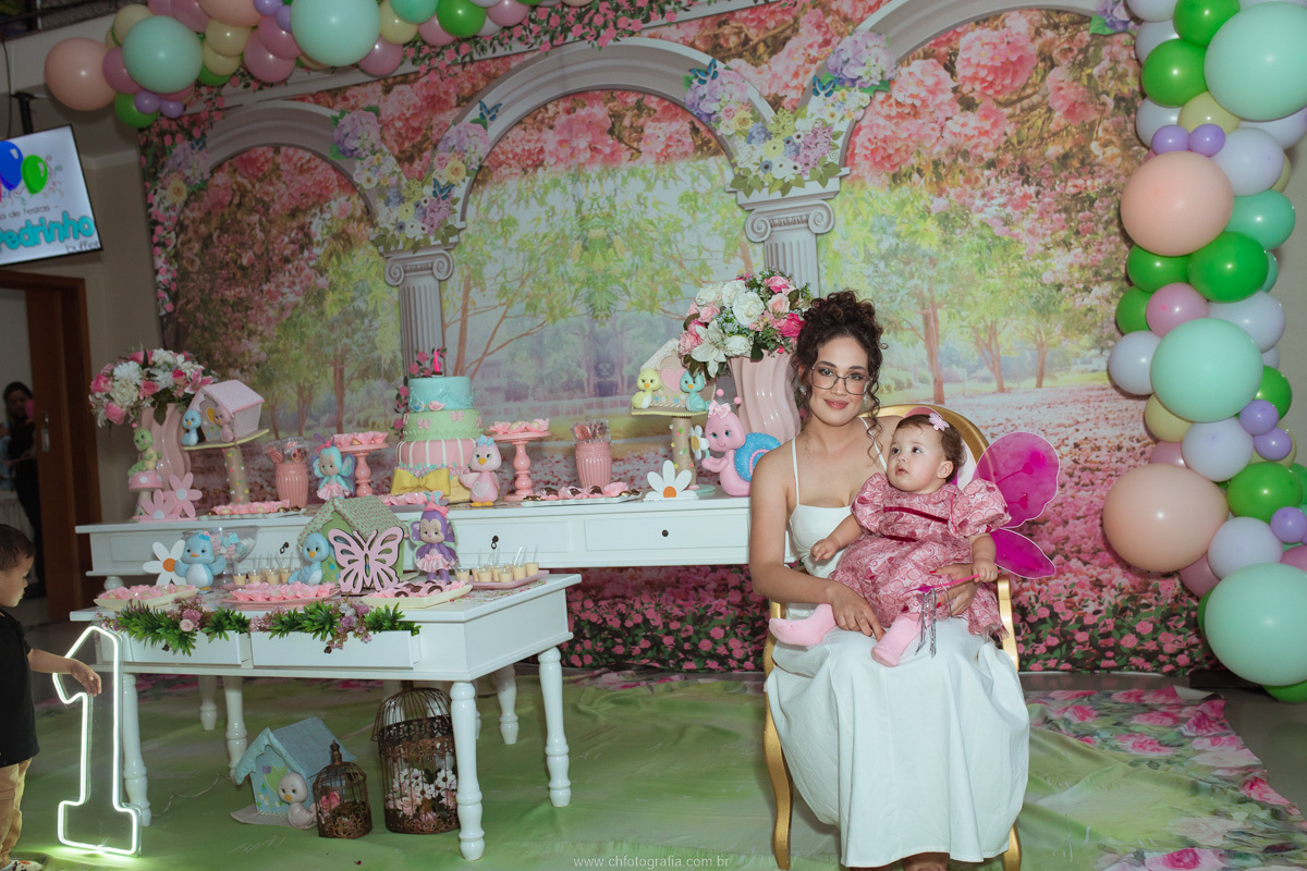 Fotografia infantil com foco nos detalhes que tornam a comemoração única e inesquecível.