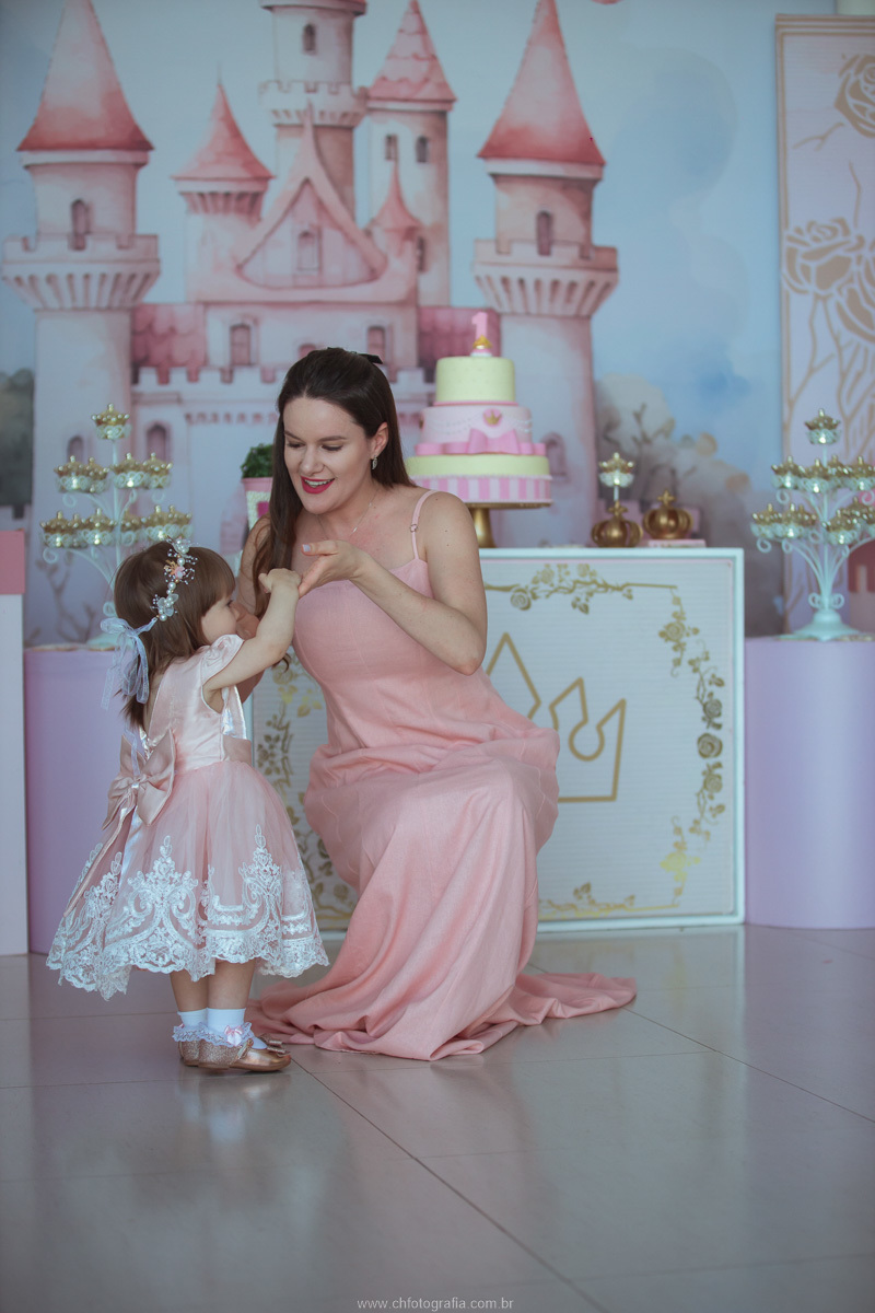 Cobertura fotográfica profissional registrando os melhores momentos do aniversário infantil em cada detalhe.