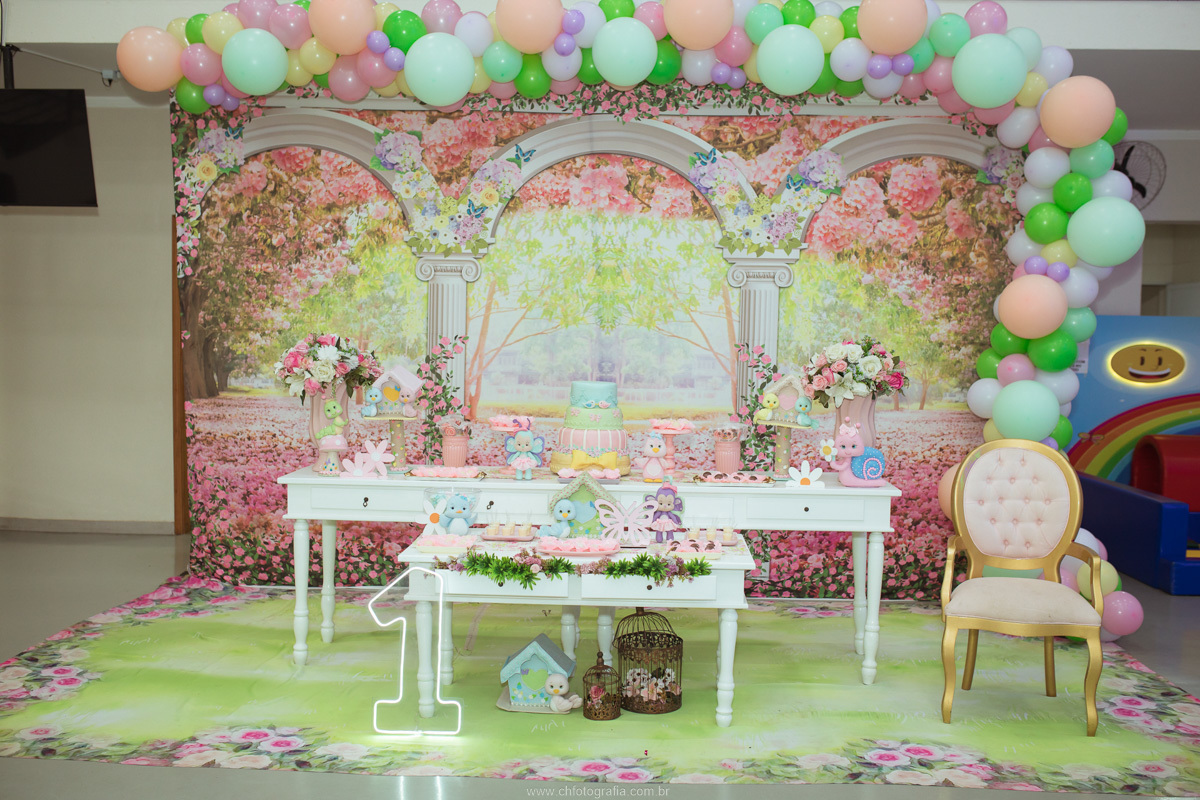 Decoração temática de princesa preparada para um aniversário infantil com elegância e muitos detalhes encantadores.