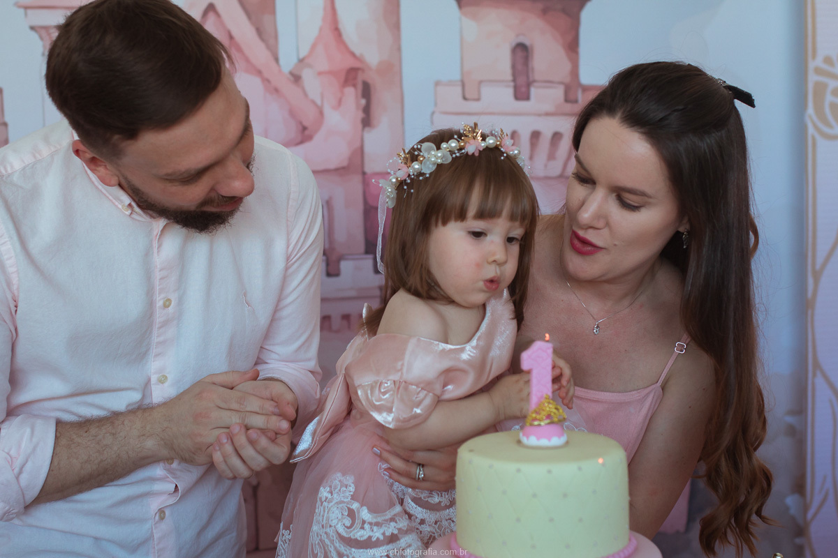 Família celebrando unida o aniversário da filha em uma festa repleta de amor e felicidade.