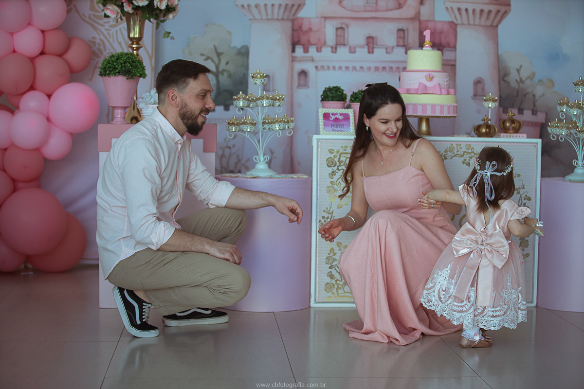 Família celebrando unida o aniversário da filha em uma festa repleta de amor e felicidade.