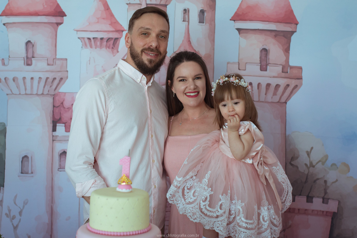 Fotografia dos detalhes da decoração personalizada do aniversário infantil com tema princesa.