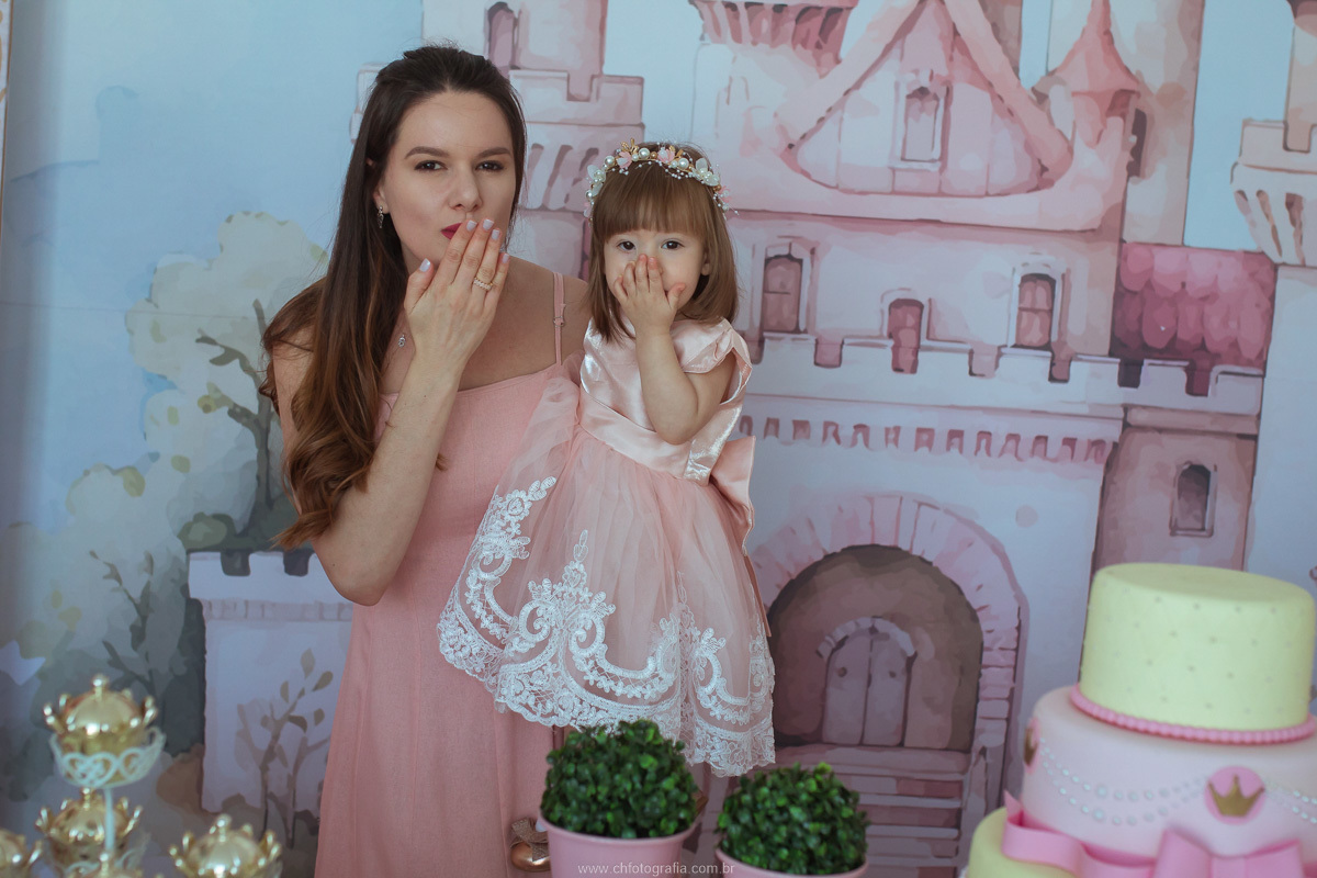obertura fotográfica profissional registrando os melhores momentos do aniversário infantil em cada detalhe.