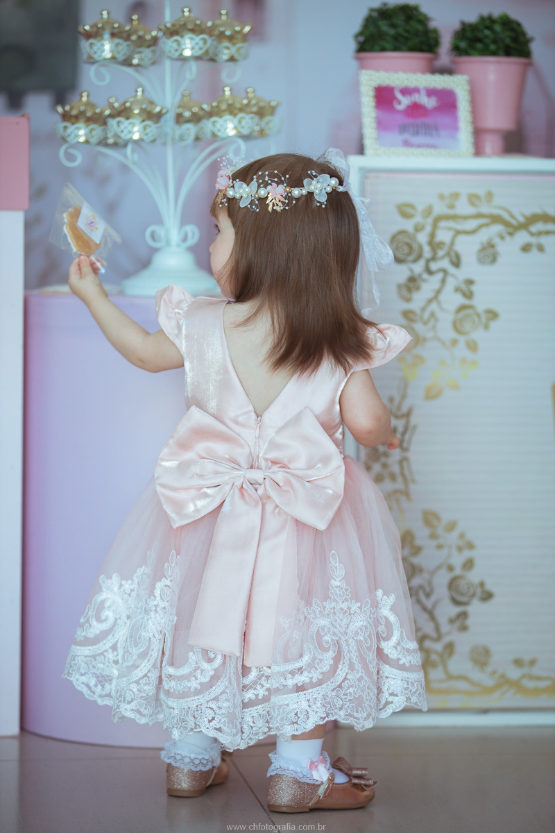 Detalhes do vestido da aniversariante mostrando toda a elegância do tema escolhido para a comemoração.