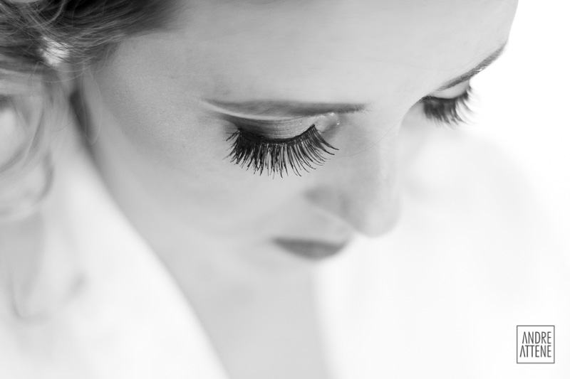 detalhe dos olhos da noiva enquanto se prepara para seu casamento fotografada por Andre Attene