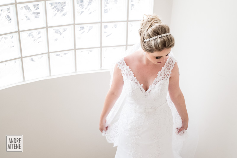 Marcela pronta com seu vestido de noiva. Fotografia de Andre Attene SP