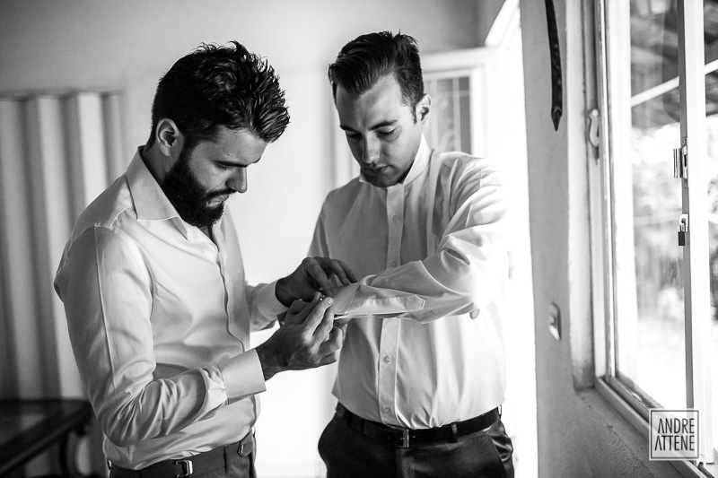 o irmão do noivo o ajuda a se preparar para o casamento em São Paulo fotografado por Andre Attene