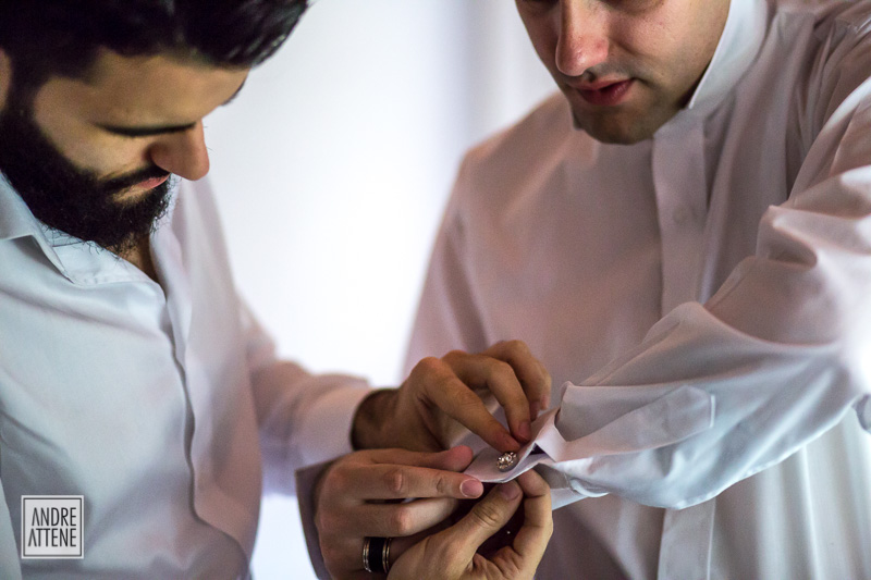 detalhe do irmão do noivo, seu padrinho, fechando a abotuadura momentos antes de seu casamento