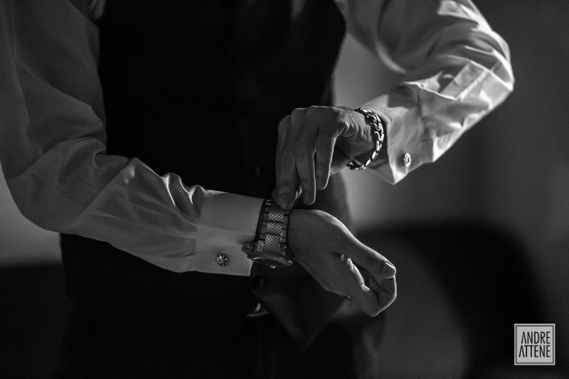 fotografia de detalhe feita por Andre Attene, mostrando os últimos momentos do noivo antes do casamento