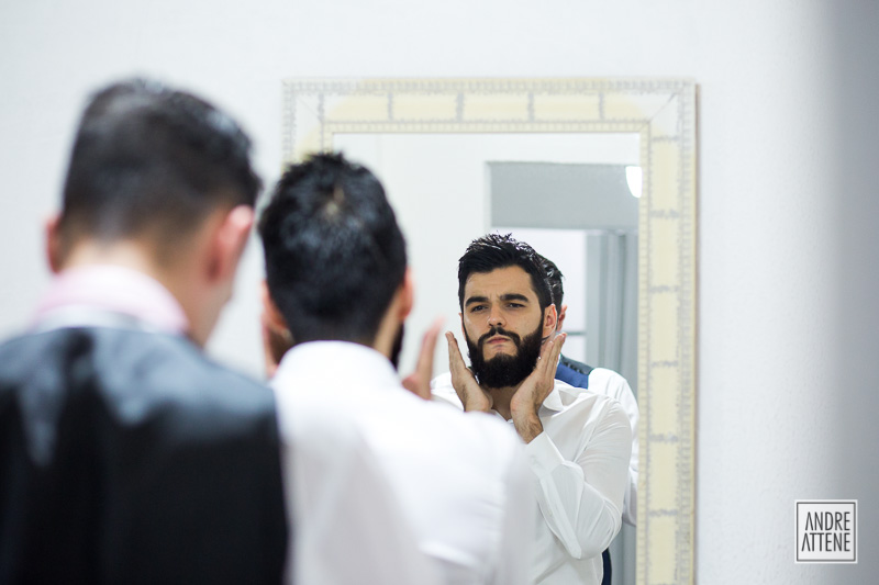irmão do noivo se preparando para o casamento. Fotografia de Andre Attene de São Paulo