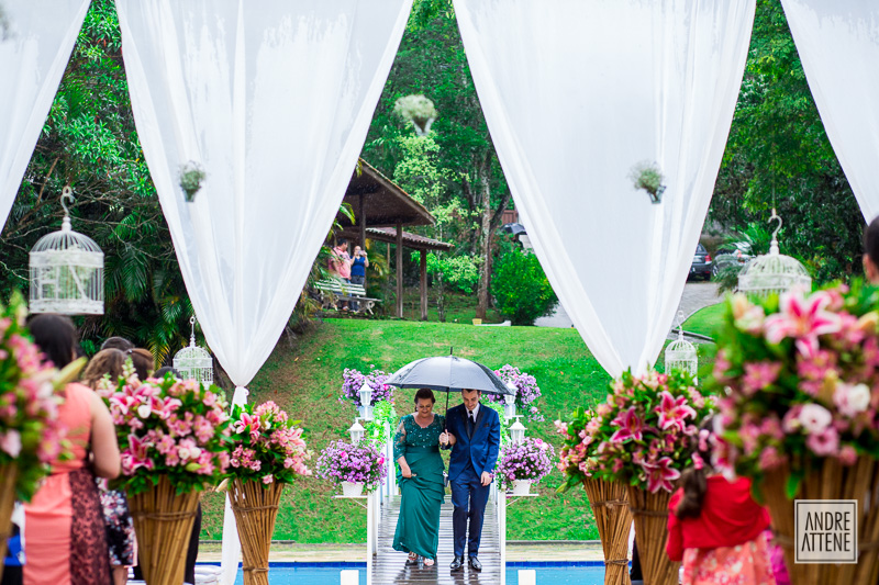 o noivo entra na cerimônia de casamento com sua mãe fotografados por Andre Attene em São Paulo