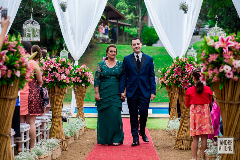 noivo e sua mão felizes durante a entrada em fotografia de Andre Attene
