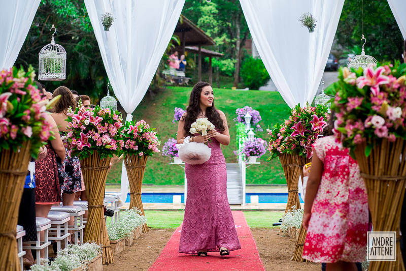 dama de honra traz flores para o caminho da noiva