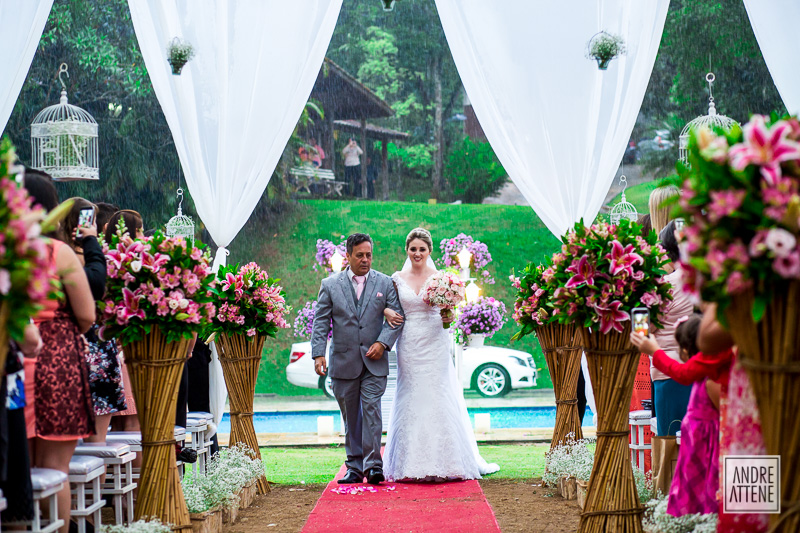 noiva entra com seu pai na cerimônia de casamento. Fotografia de Andre Attene