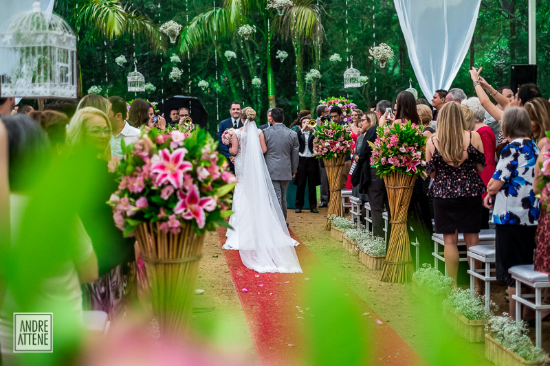 o noivo recebe a noiva em seu casamento