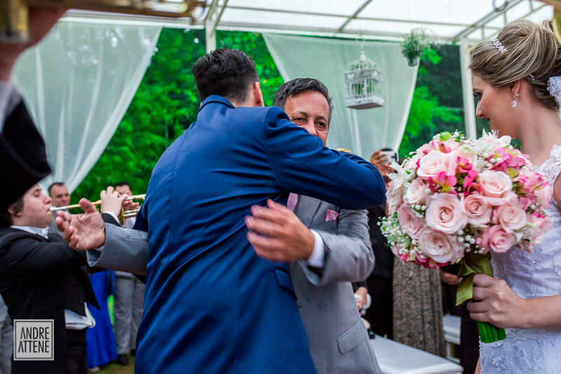 o pai na noiva a entrega ao noivo com emoção fotografado por Andre Attene de São Paulo