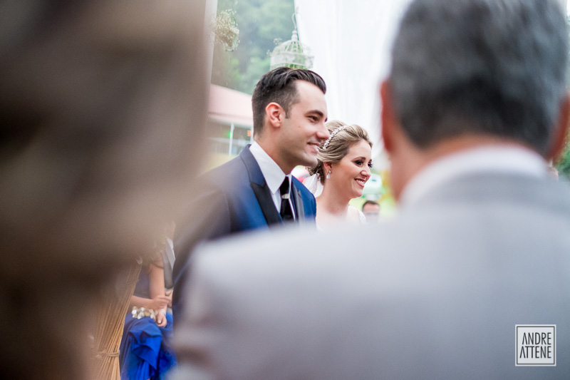 noiva e noivo em sua cerimônia com alegria em fotografia de Andre Attene