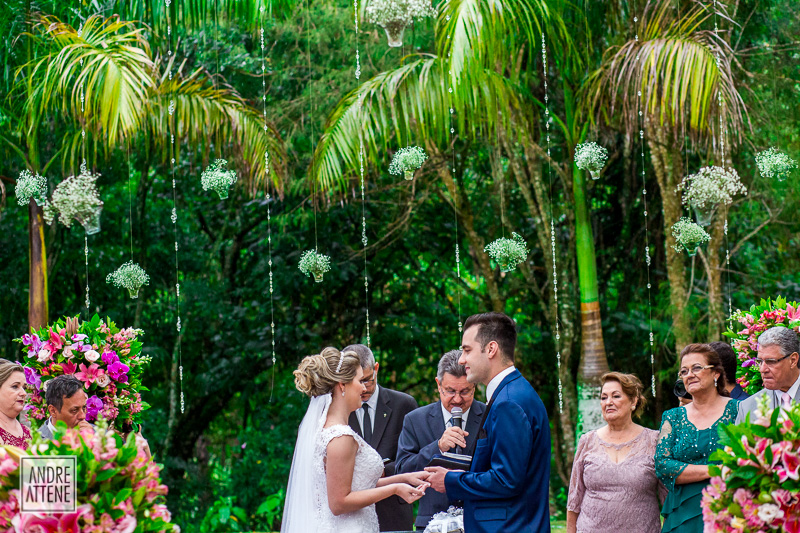 Noivo faz seus votos à noiva com muita emoção. Fotografia espontânea de Andre Attene